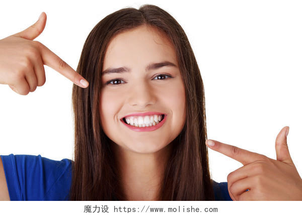 十几岁的女孩指向上她完美的牙齿